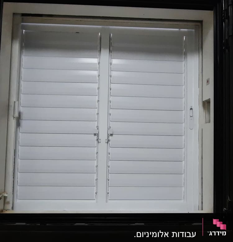 חלון אלומיניום עם תריסים לבנים